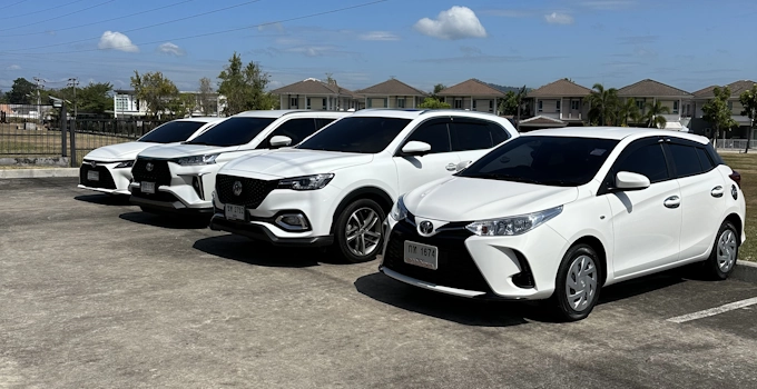 megadis_white_luxury_car_in_the_city_a0afe435-801c-442c-bb77-98d21f0673db