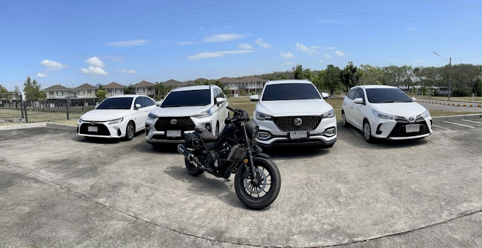 megadis_white_luxury_car_in_the_city_a0afe435-801c-442c-bb77-98d21f0673db