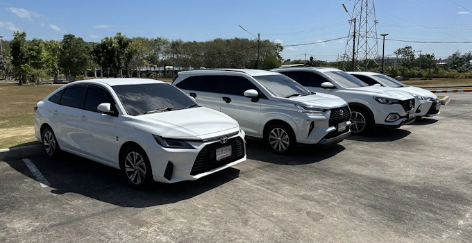 megadis_white_luxury_car_in_the_city_1866e74d-3b3e-42e2-8538-fcb847767224