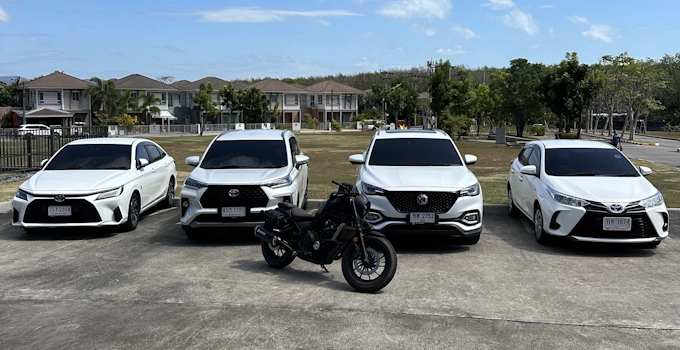 megadis_white_luxury_car_in_the_city_1866e74d-3b3e-42e2-8538-fcb847767224
